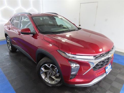 Used 2025 Chevrolet Trax LT w/ LT Convenience Package FWD image 5