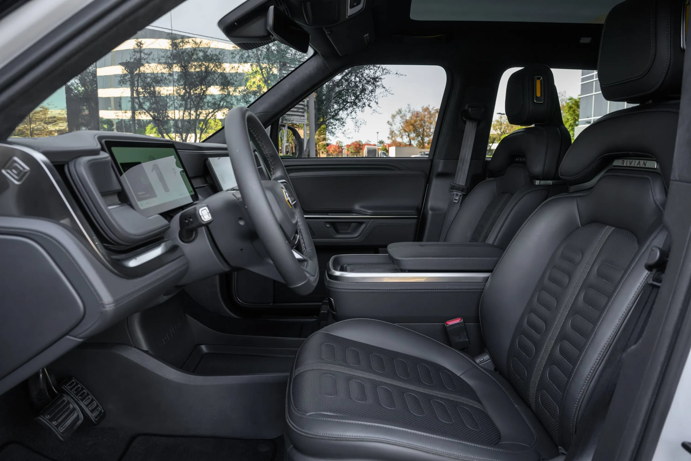 Used 2025 Rivian R1S Adventure Dual AWD/4WD image 12