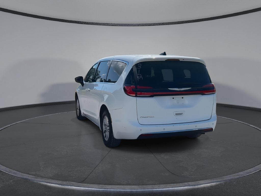 Used 2024 Chrysler Pacifica Touring-L FWD image 7