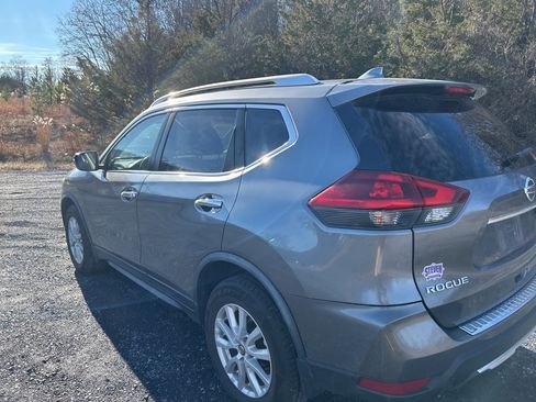 Used 2018 Nissan Rogue SV image 3