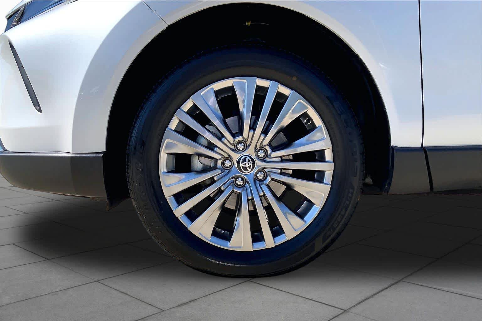 Used 2024 Toyota Venza Limited AWD/4WD image 11