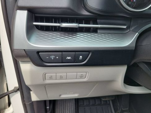 Used 2022 Kia Carnival LX FWD image 24
