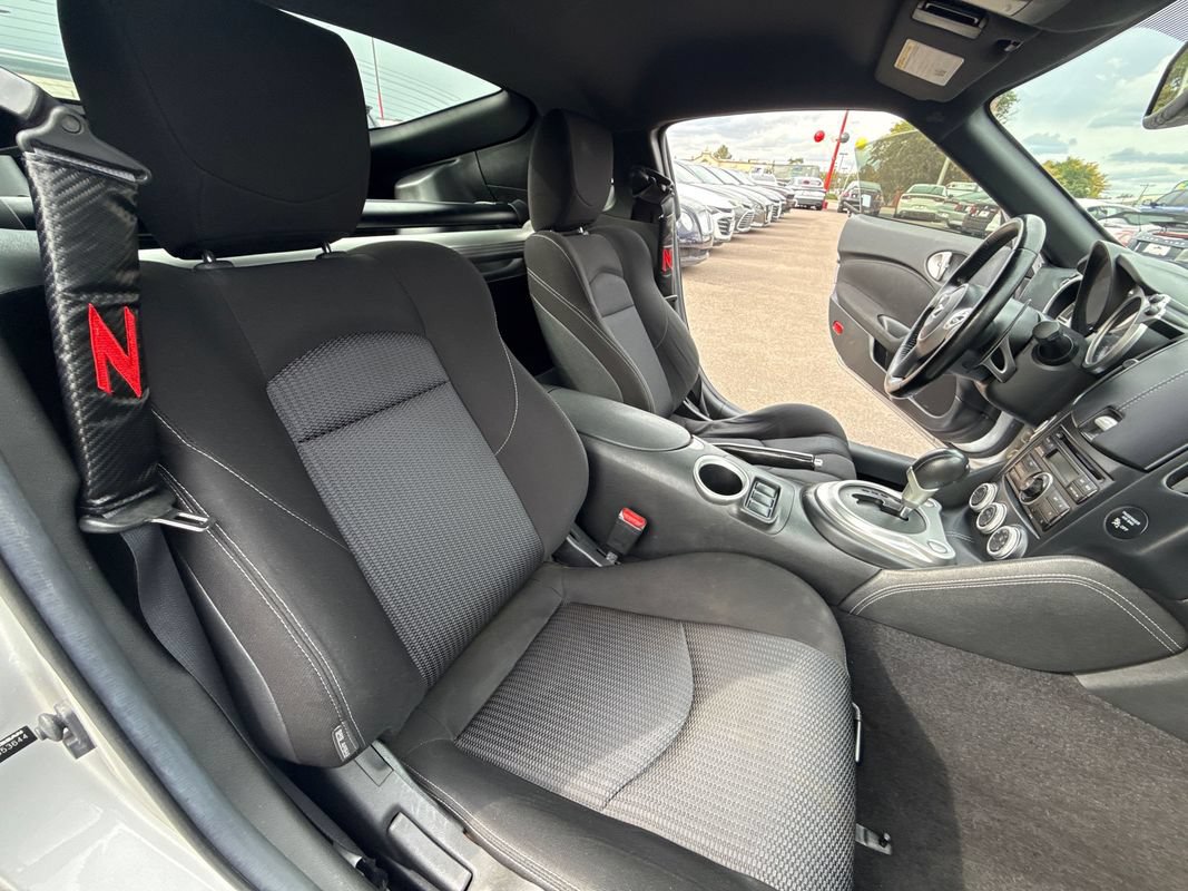 Used 2011 Nissan 370Z Coupe RWD image 19