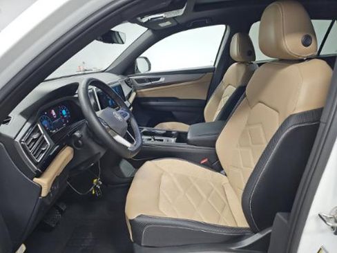 Used 2024 Volkswagen Atlas Cross Sport SE w/ Panoramic Sunroof Package FWD image 4