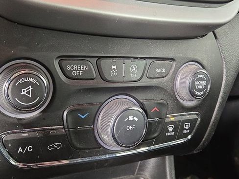 Used 2018 Jeep Cherokee Latitude Plus w/ Cold Weather Group image 19