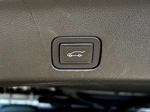 Used 2023 Chevrolet Suburban High Country image 32