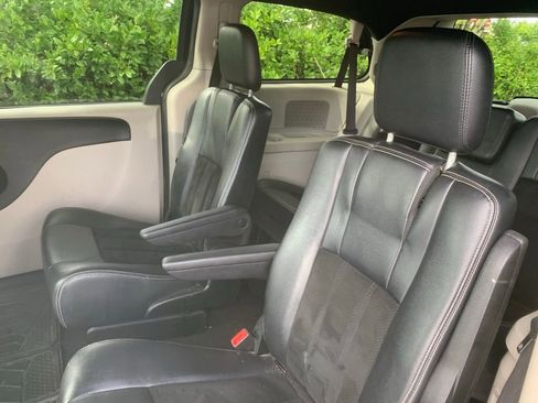 Used 2017 Dodge Grand Caravan SXT image 17