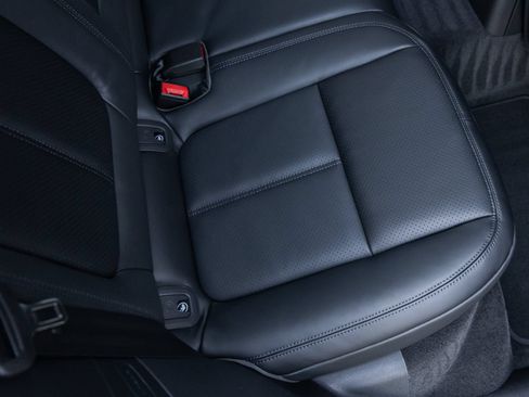 Certified 2026 Porsche Macan AWD/4WD image 37