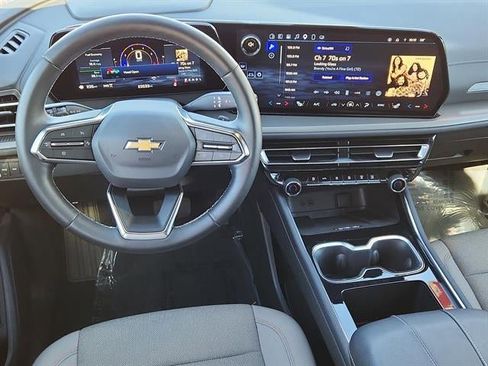 Used 2025 Chevrolet Traverse LT AWD/4WD image 12