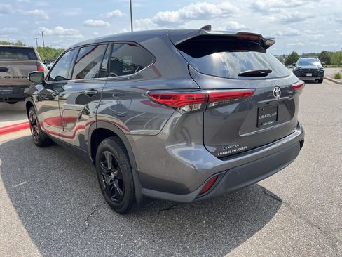 Used 2021 Toyota Highlander L AWD/4WD image 23