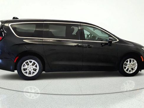 Used 2023 Chrysler Pacifica Touring-L FWD image 6