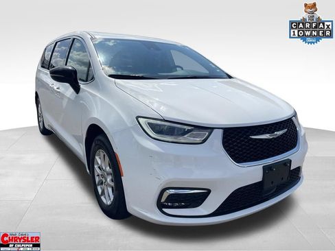 Used 2024 Chrysler Pacifica Touring-L FWD image 1