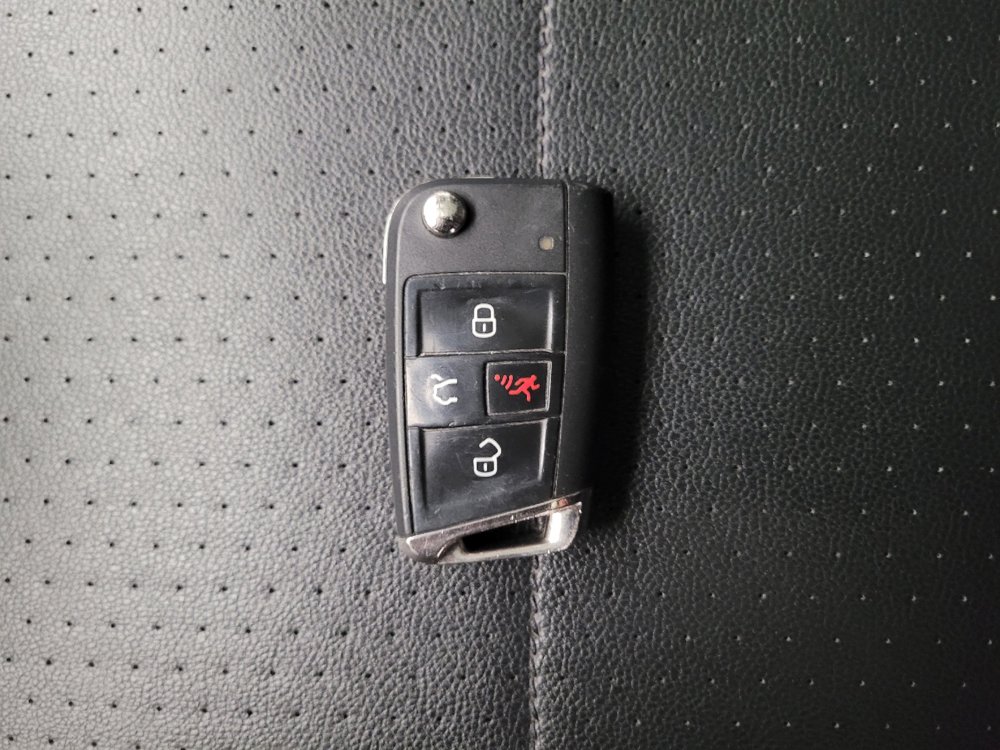 Used 2020 Volkswagen Tiguan SE w/ Panoramic Sunroof Package FWD image 32