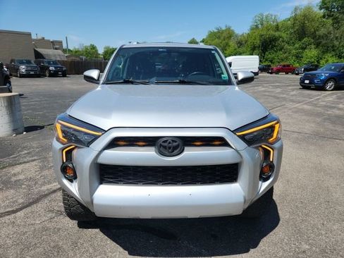 Used 2018 Toyota 4Runner SR5 AWD/4WD image 2