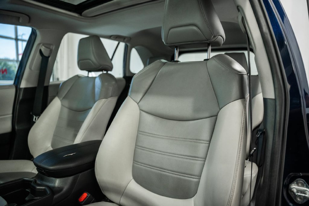 Used 2021 Toyota RAV4 XLE Premium FWD image 31