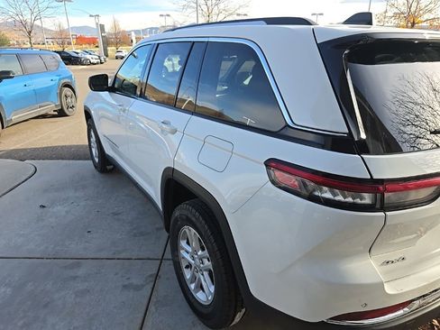 Used 2024 Jeep Grand Cherokee Laredo image 4