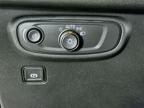 Used 2024 GMC Terrain SLE w/ Driver Convenience Package FWD image 11