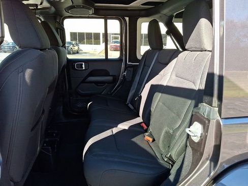 Used 2018 Jeep Wrangler Unlimited Sahara image 11