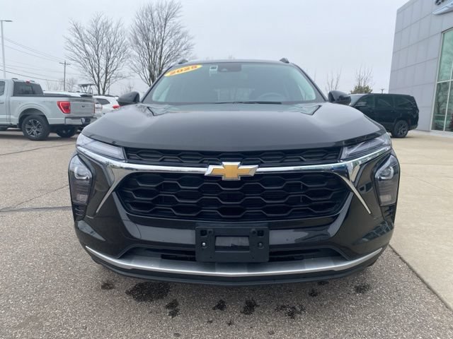 Used 2025 Chevrolet Trax LT FWD image 2