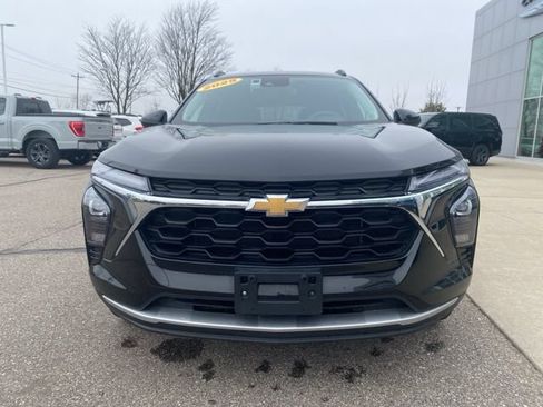 Used 2025 Chevrolet Trax LT FWD image 2