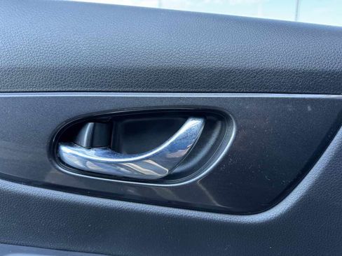 Used 2017 Nissan Rogue S image 37