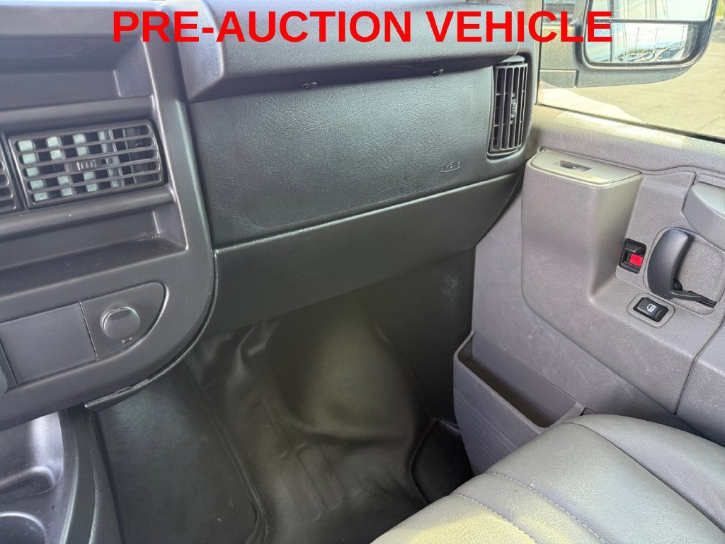 Used 2017 Chevrolet Express 2500 Extended RWD image 16