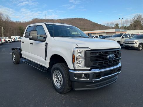 New 2026 Ford F250 XL w/ XL Chrome Package image 3