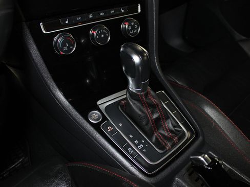 Used 2015 Volkswagen GTI SE FWD image 21
