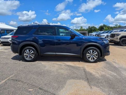 Used 2025 Nissan Pathfinder SL FWD image 3