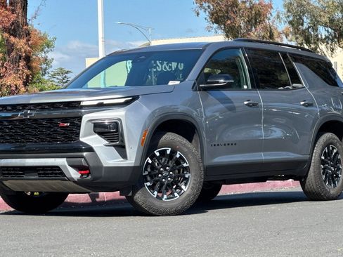 Used 2025 Chevrolet Traverse Z71 image 9