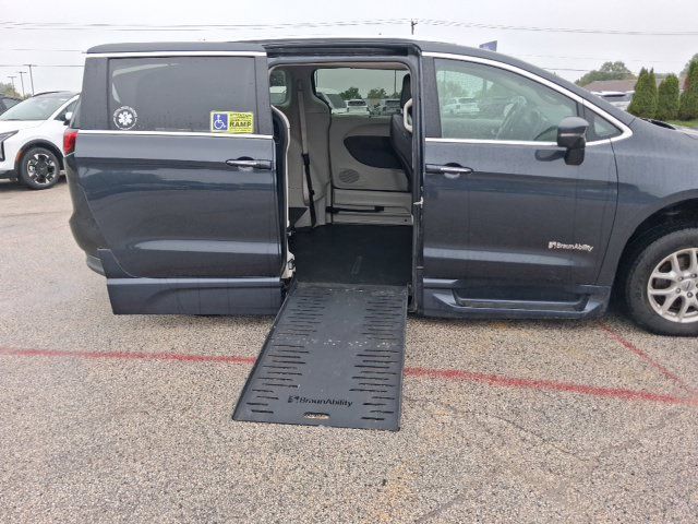 Used 2021 Chrysler Pacifica Touring-L w/ Premium & Safety Sphere Group FWD image 5