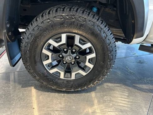Used 2020 Toyota Tacoma TRD Off-Road w/ Technology Package AWD/4WD image 16