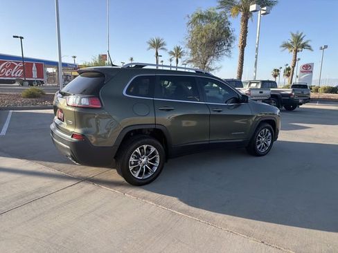 Used 2019 Jeep Cherokee Latitude Plus w/ Comfort/Convenience Group FWD image 4