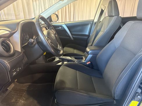 Used 2017 Toyota RAV4 XLE w/ Carpet Mat Package image 20