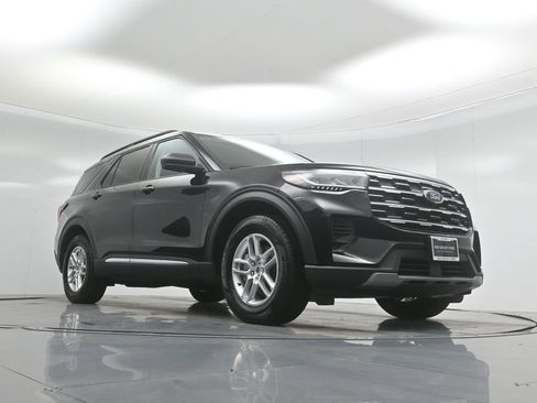 Certified 2025 Ford Explorer Active image 46
