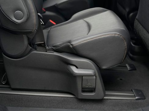 Used 2025 Toyota Sienna XLE Woodland Edition image 30