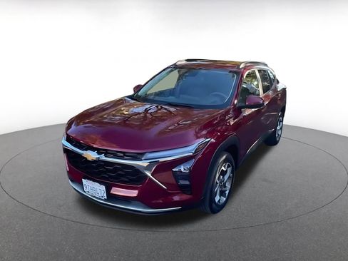 Used 2025 Chevrolet Trax LT image 7