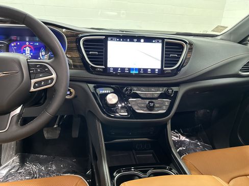 Used 2023 Chrysler Pacifica Pinnacle image 31
