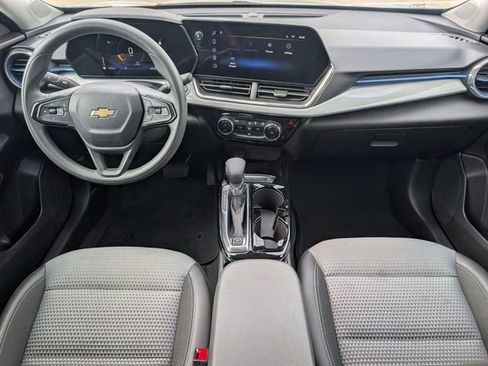 Used 2025 Chevrolet Trax LT FWD image 24