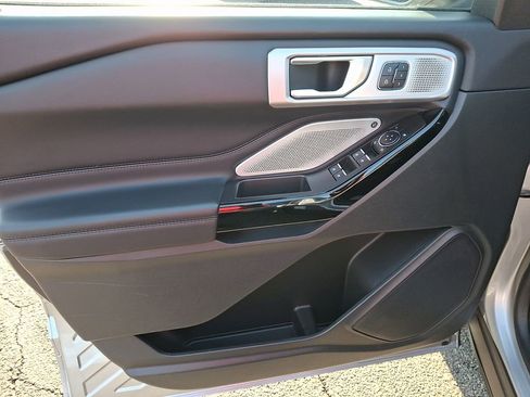 Used 2023 Ford Explorer Platinum w/ Technology Package image 14