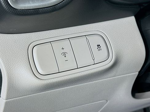 Used 2025 Hyundai Venue SEL FWD image 17