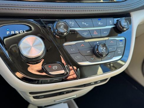 Used 2017 Chrysler Pacifica Limited w/ UConnect Theater Package image 20