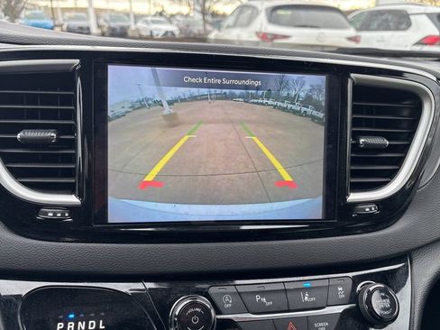 Used 2025 Chrysler Pacifica Select image 21