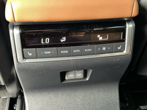 Used 2024 Lexus GX 550 w/ Cold Area Package AWD/4WD image 17