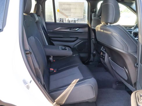 New 2025 Jeep Grand Cherokee Laredo w/ Luxury Tech Group I image 24