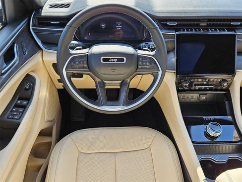 Used 2024 Jeep Grand Cherokee Limited w/ Luxury Tech Group II image 12