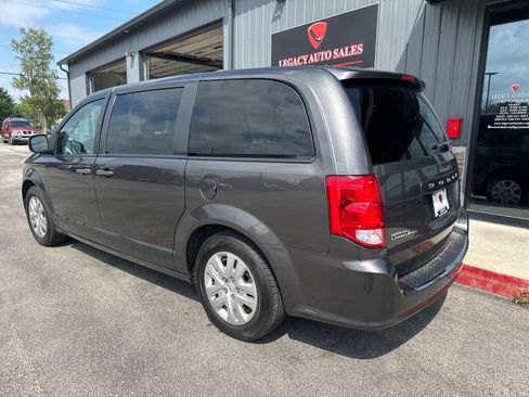 Used 2020 Dodge Grand Caravan SE w/ UConnect Hands-Free Group FWD image 3