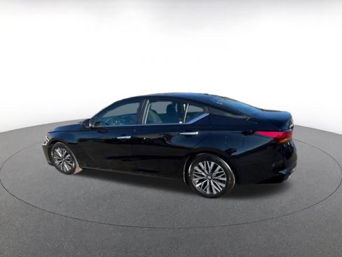 Used 2025 Nissan Altima 2.5 SV image 10