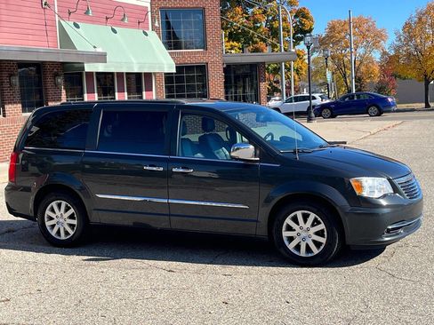 Used 2011 Chrysler Town & Country Touring-L image 6