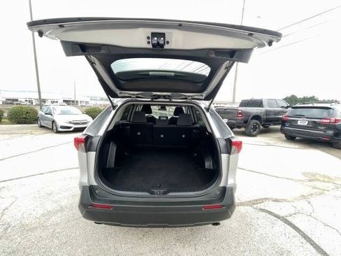 Used 2019 Toyota RAV4 XLE FWD image 13